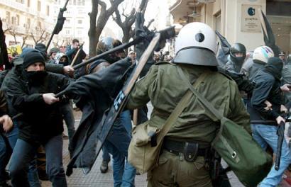 Protesters fight with riot police in front of the US consulate in Thessaloniki