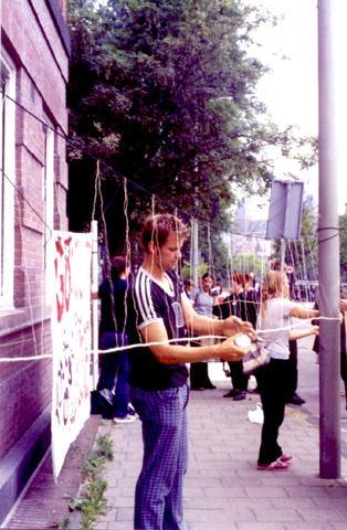 touwen spannen rond het zwitserse consulaat