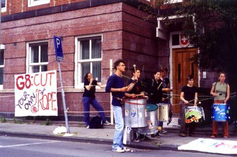 sambaband trommelt een liedje voor het consulaat