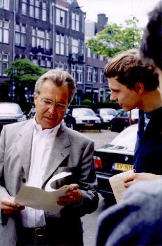 de consul leest de fax met eisen aan Zwitserland