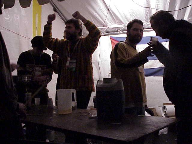 Autonoom feestje in de nacht op een plein in Saint-Denis