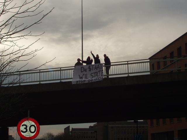 spandoek aktie op viaduct, na blokkade aktie