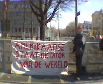 spandoek aan hek nabij ambassade