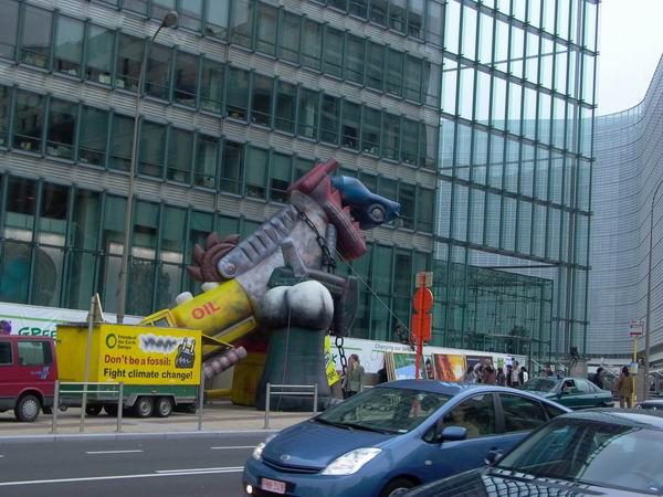 Dinosaurus in Brussel tegen klimaatsopwarming