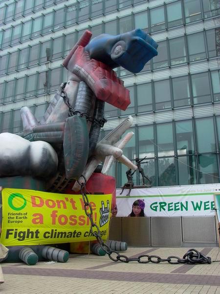 Dinosaurus in Brussel tegen klimaatsopwarming
