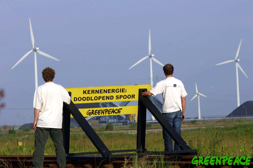 Greenpeace actievoerders blokkeren het kerntransport van Borssele naar La Hague,