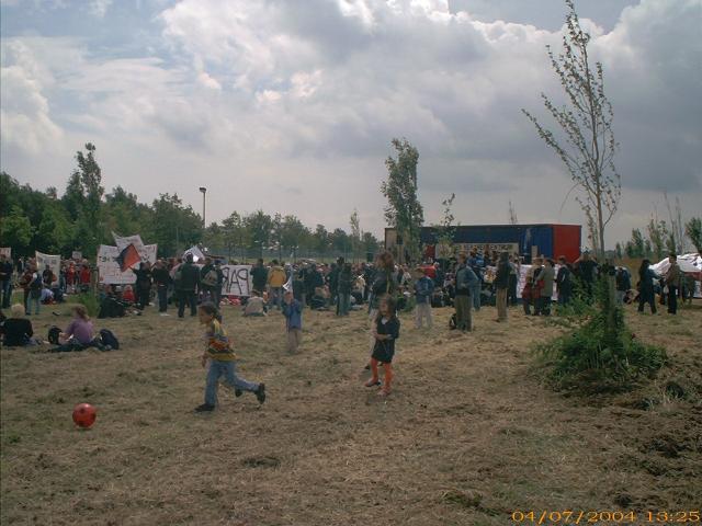 Vluchteling-kinderen spelen voetbal