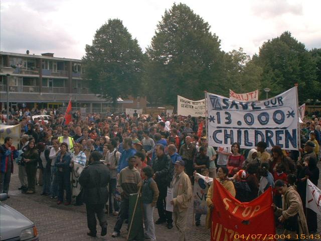 demonstranten vullen een plein in het centrum van Ter Apel
