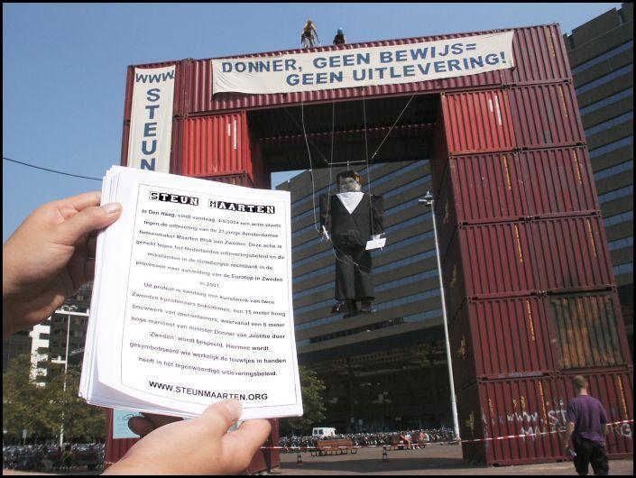 'Het marionette uitlever theater' Actie Den Haag 4-8-2004 (Foto: Bas)