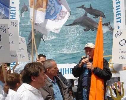 Ric O'Barry tijdens een protest bij een Belgisch Dolfinarium (juli 2004)