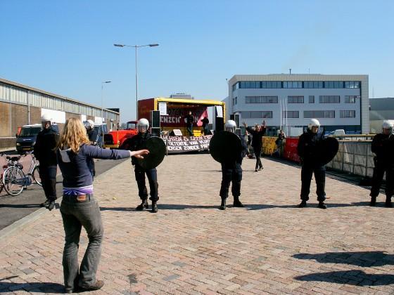 demo tegen bajesboten voor papierlozen in Merwehaven in Rotterdam.