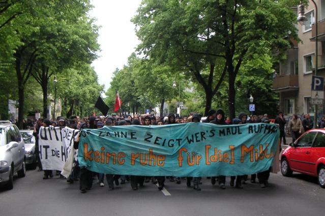1800 demo mehringdam (hier in de MckernStrasse)
