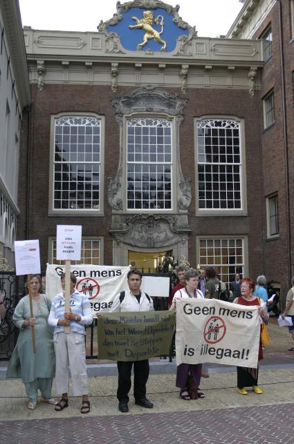 Demonstranten voor het raadshuis in Leeuwarden