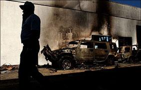 Het ELF stak aug. 2003 120 SUV's in brand in West Covina, Californie