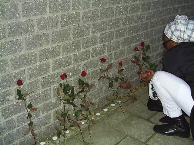 vrouw met rozen buiten herdenkingsdienst