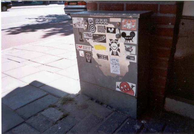 2003, vrolijk tussen andere stickers.