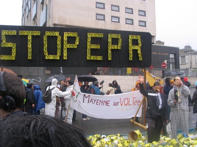 Anti-EPR-demo (25.000) voor de deur van EdF in Cherbourg 15-4