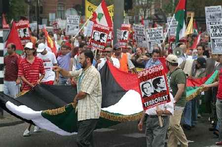 De Palestijnse vlag in de kop van de stoet - Foto: Nieuwsfeit.nl