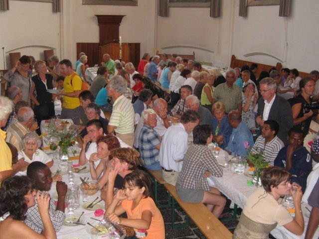 veel mensen aanwezig bij het eten