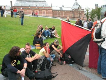 Naast rode vlaggen en borden van NCPN en IS ontbraken Neerlands anarcho's niet