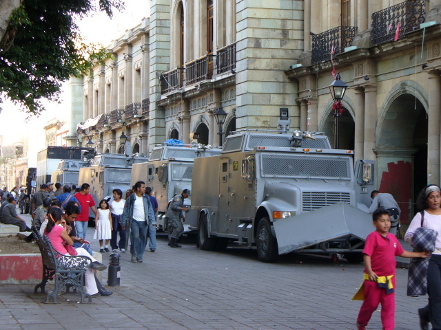 tanks in de straten van Oaxaca