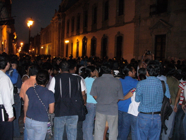 mensen voor linie PFP die Zocalo afsluit