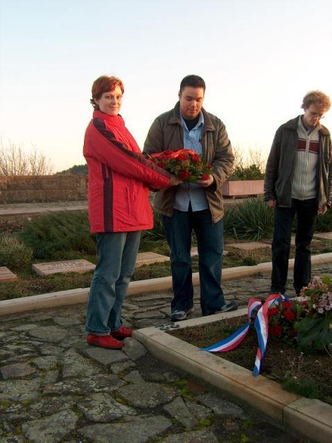 Kameraden Silvia Loos en Jordy Klabbers die de krans neerleggen bij het graf 