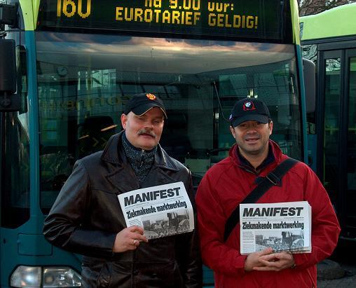NCPN'ers folderen in Alkmaar bij de buschauffeurs