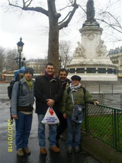 Het tentenkamp van de daklozen is niet ver van de Place de la République