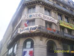 Een kraakpand boven een bank aan de Beurs in Parijs...we mochten er niet binnen