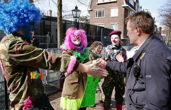 Vriendelijke ontmoeting met de politie, waarna het clown-leger verder trok