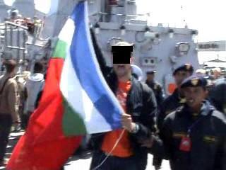 Achter op het dek met allemaal Indonesische mariniers om de actievoerders
