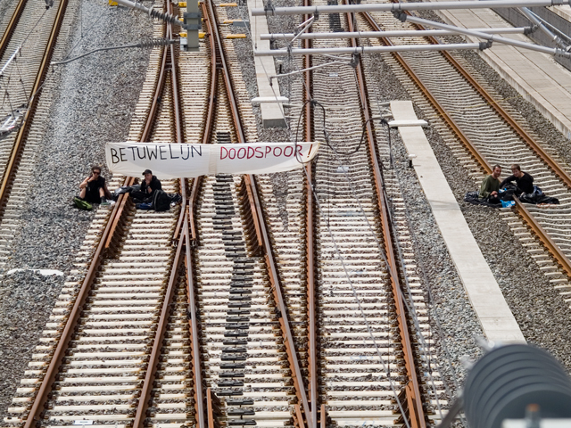 Actievoerders op de spoorlijn op 16 juni jl.