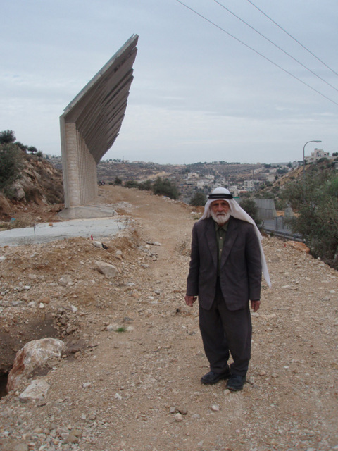Abu Salim bij de muur op zijn land
