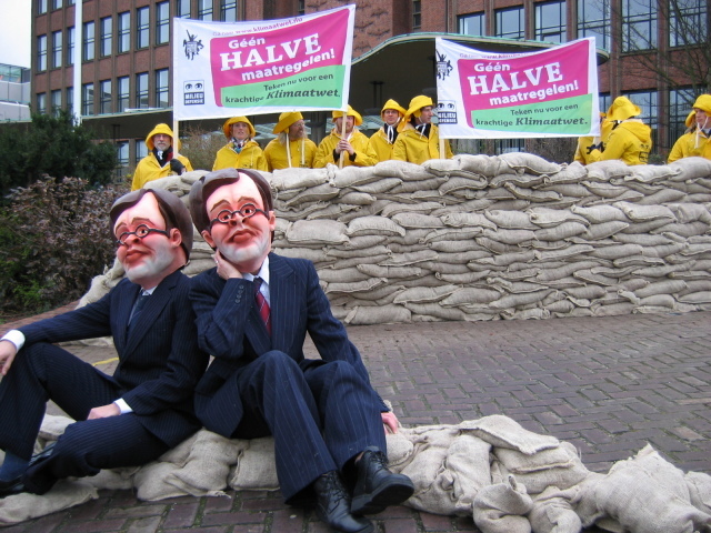 Balkenendes nemen halve maatregelen, actievoerders bouwen dijk