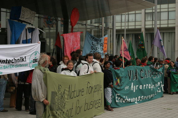 Protest bij hoofdkantoor Bayer