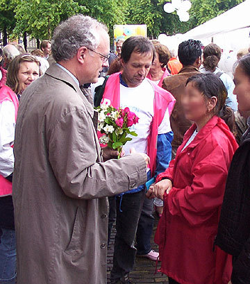 Jan de Wit geeft bloemen aan een gezin, ter ere van hun vrijlating 