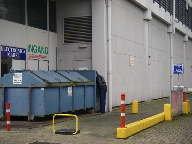 agenten komen met moeite bij een deur