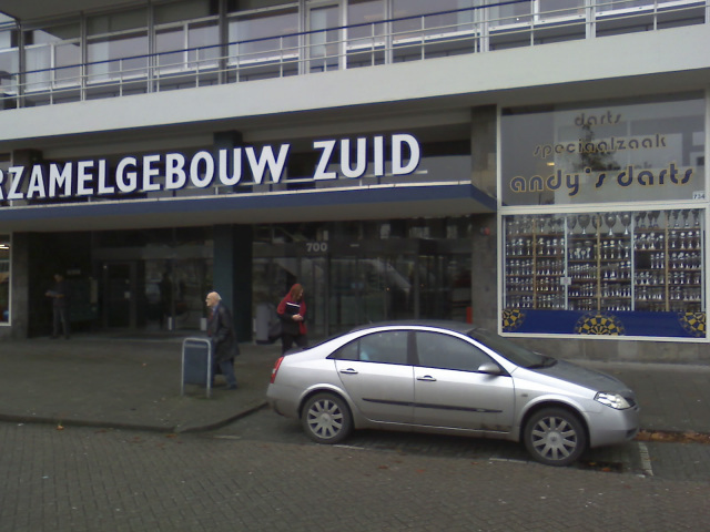 voor de ingang van de kliniek (rode sjaal)