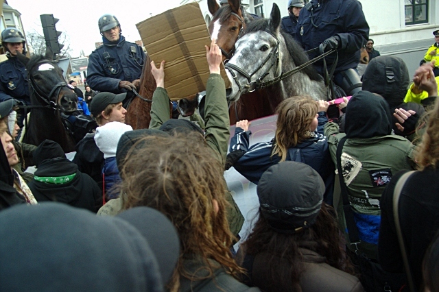 Een aantal keren ontstond er wrijving tussen demonstranten en agenten.