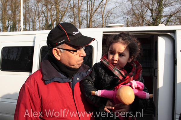 Abdul neemt afscheid van zijn jongste dochter Mina.