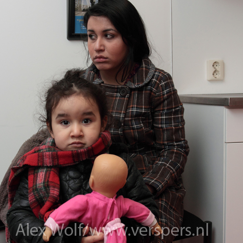 Mina begint te beseffen dat haar vader is afgepakt.