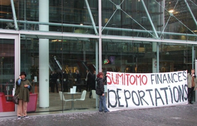 Door het glas kan je de kudde bewakers bijeen zien. Bah.