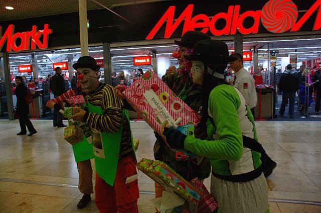 De Clowns begonnen bij de mediamarkt met hun kadootjes uit te delen.