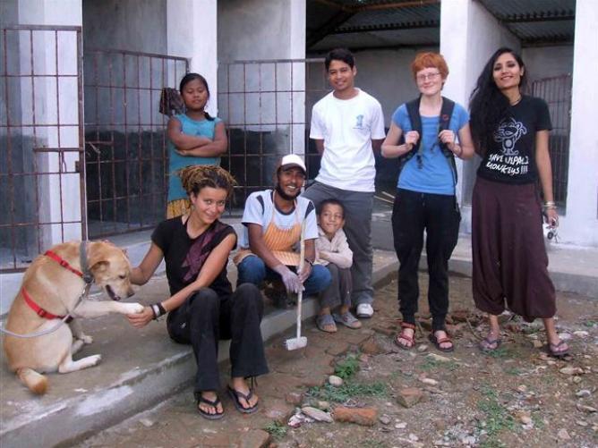 Aica en andere vrijwilligers van AnimalNepal met hond
