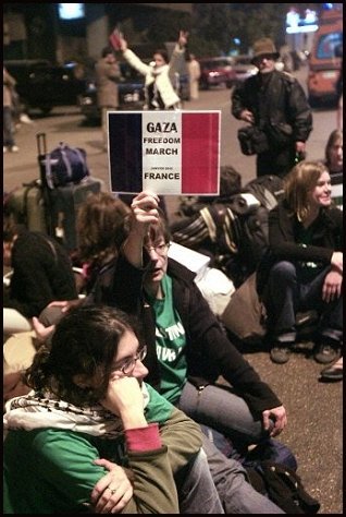Fransen bivakkeren rond de ambassade in Cairo