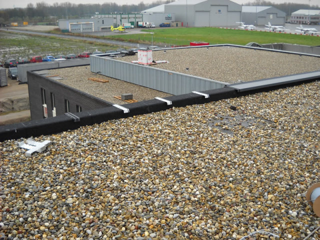 ..vanaf het dak van het detentiecentrum in aanbouw (foto van Compri Aluminium)
