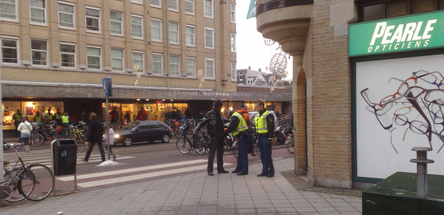 veel poltiie aanwezig bij preventief fouilleren actie in Amsterdam Oost
