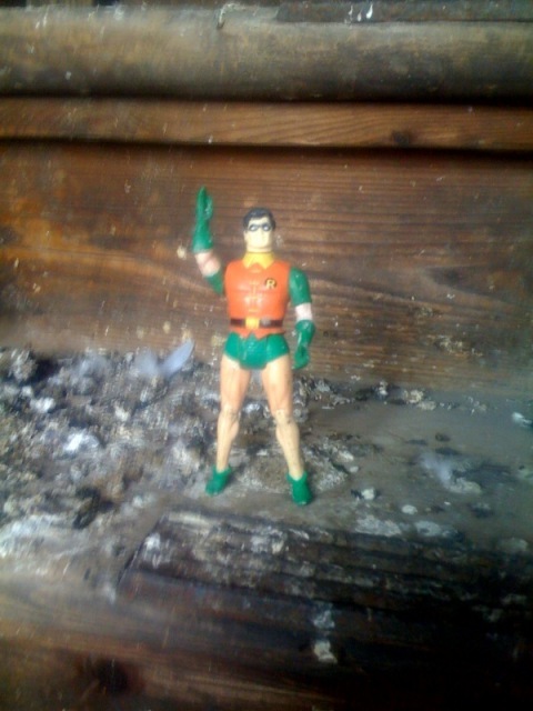 Robin (van Batman) die knokt tegen duivenpoep op traptree.