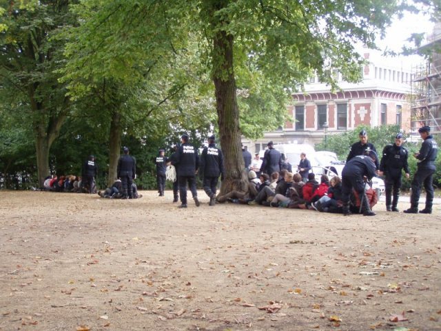 massa arrestatie in het park Leopold (bxl) 2